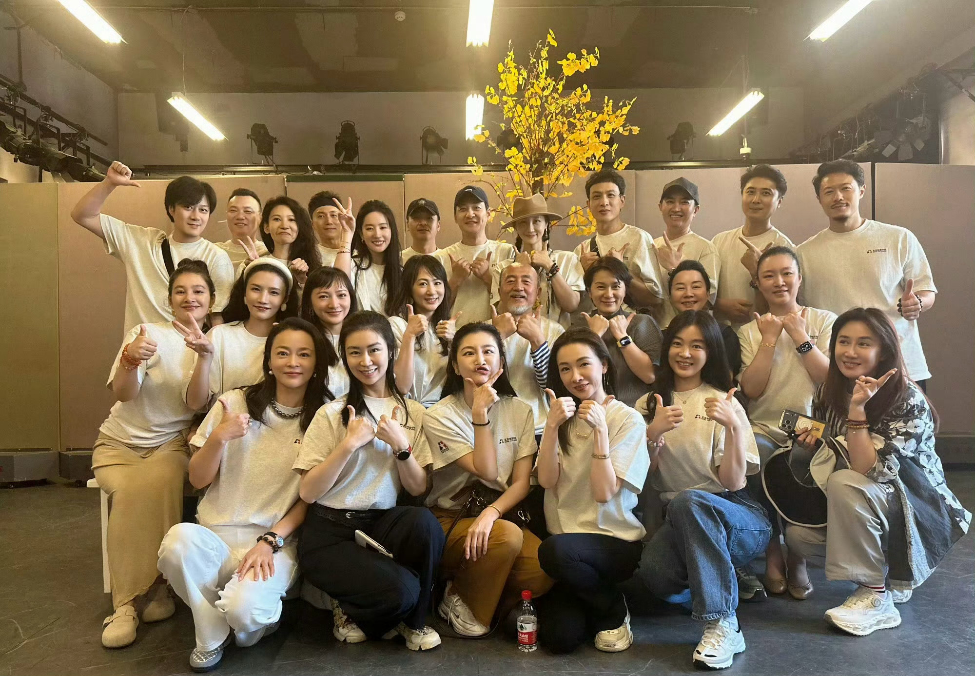 刘亦菲北电同学聚会照 刘亦菲北电同学聚会照🈶不得不说刘亦菲这张脸真的太出众了
