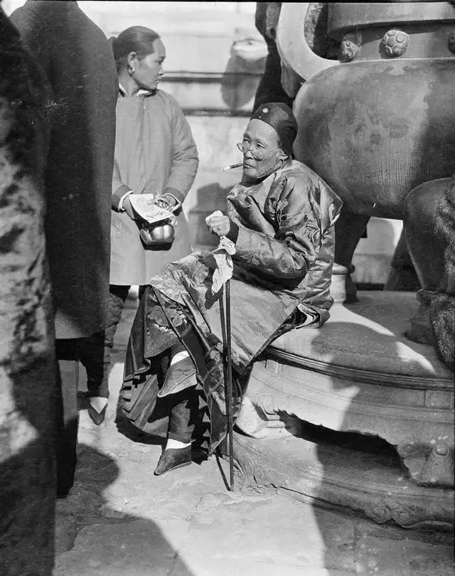 这张照片拍摄于1918年，这是北京城里的一位老妇人，为了参加庆祝仪式特地来观礼。