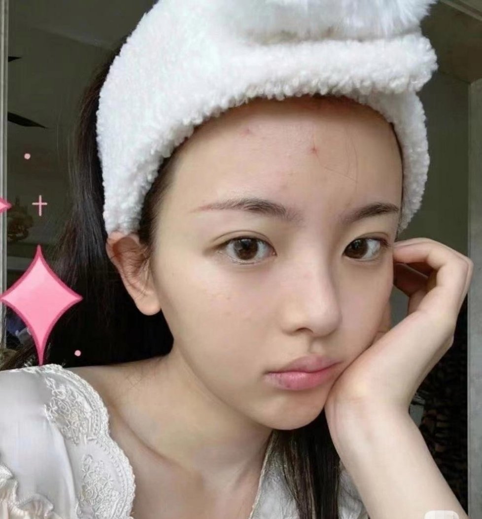 杨超越敢发素颜自拍照就说明对自己的颜值很自信啊 ​​​