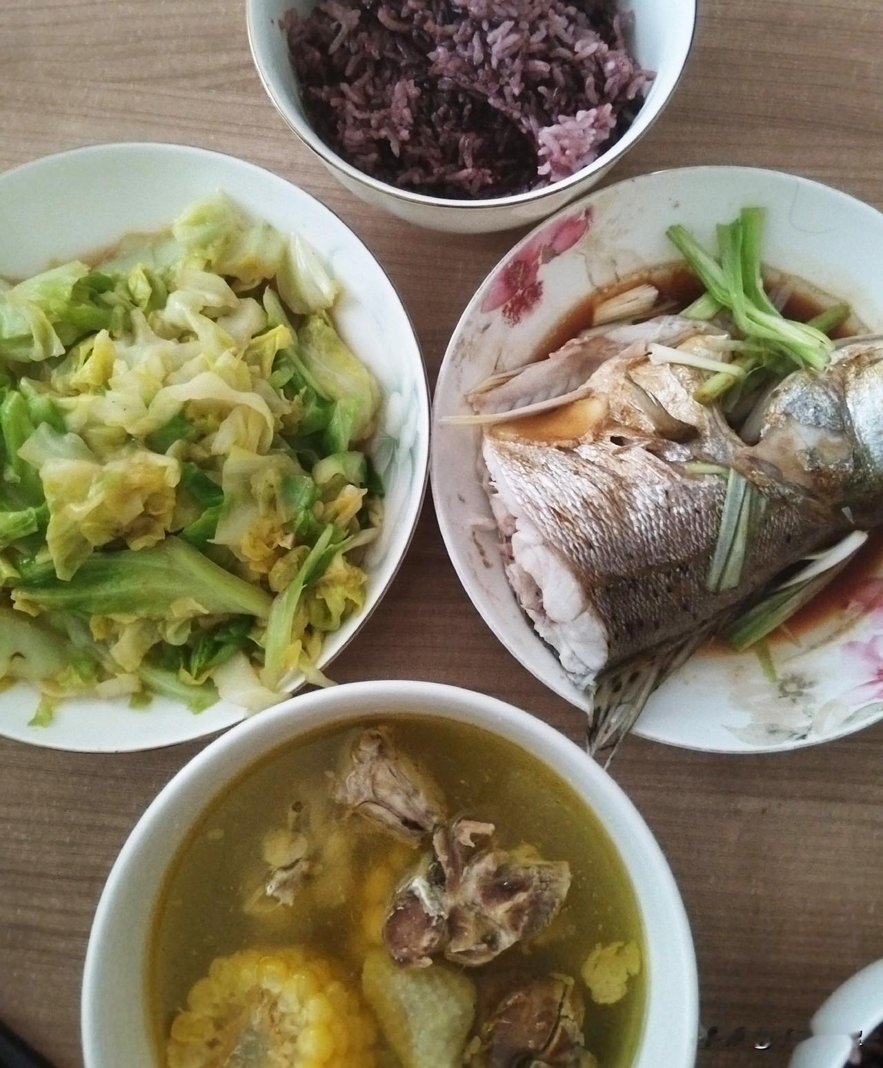 高一生的周末午餐
玉米胡萝卜炖土鸡汤，清蒸鲈鱼，蒜末卷心菜，紫米大米饭。
累了一