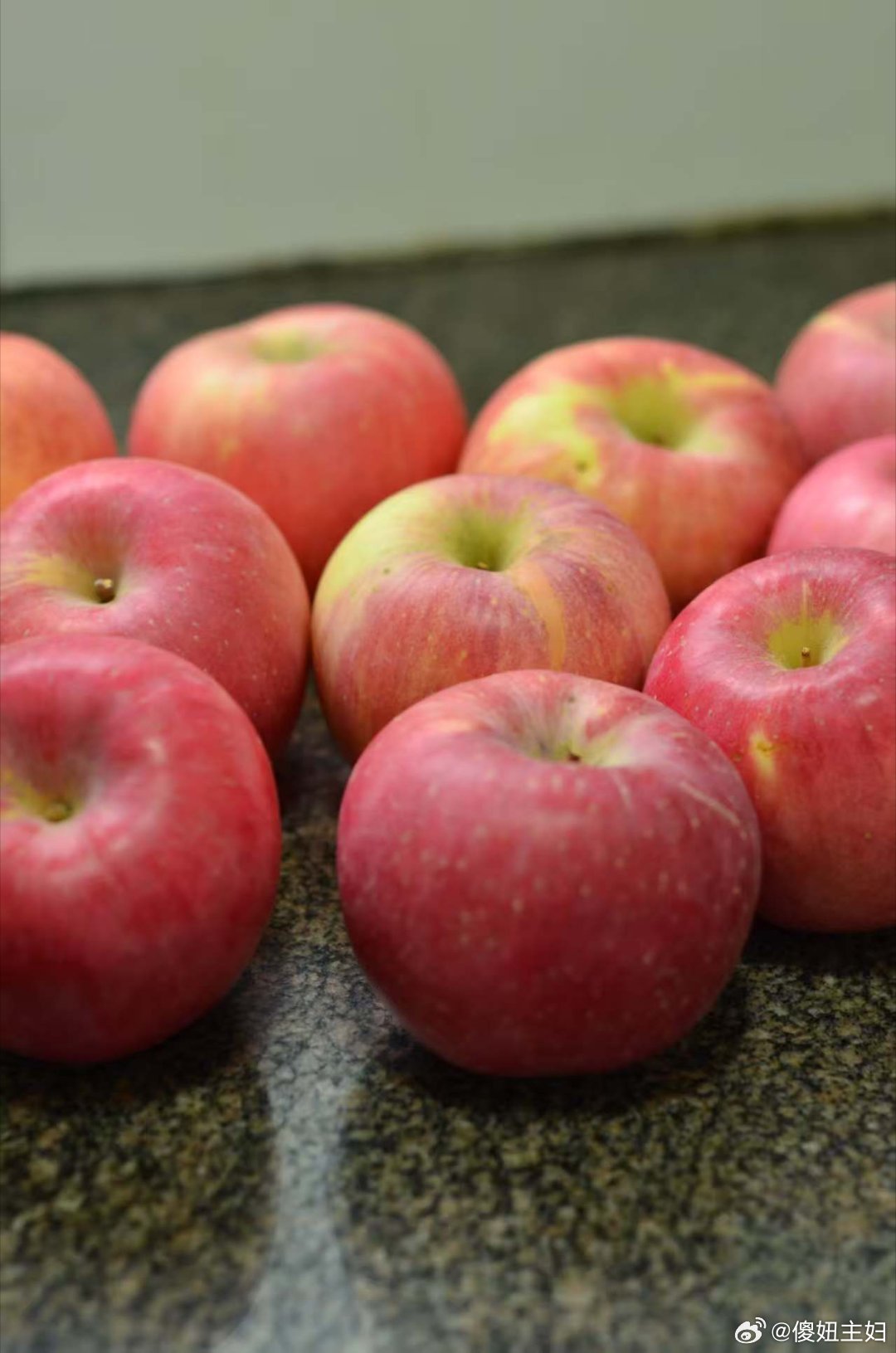 非常非常好吃的洛川苹果🍎，吃起来就像在喝甜甜的，果味浓郁的苹果汁。本来只想吃一