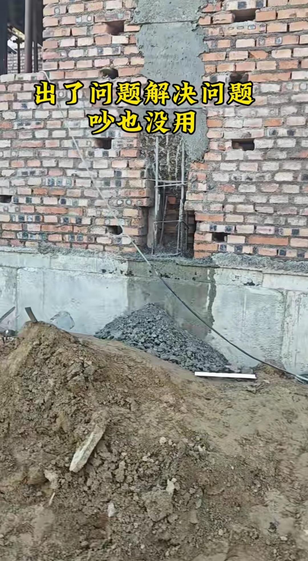 构造柱拆模后有空洞，师傅钻孔重补是否可行？
自建房构造柱拆模时出现大面积空洞，施