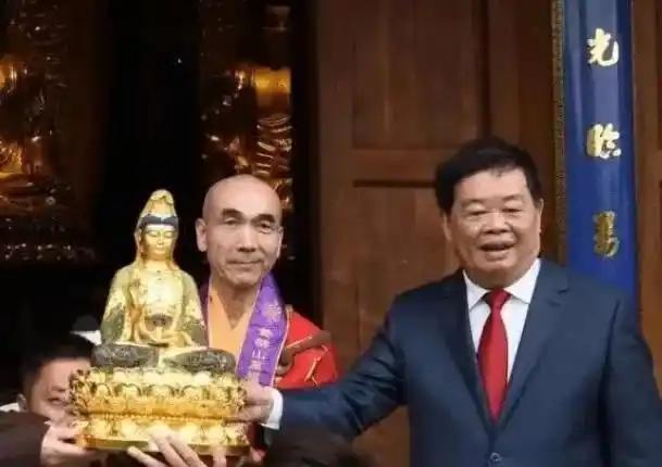 2016年，曹德旺受王石邀约，结伴到福清万福寺走访。方丈先迎上王石，跟他说起修缮