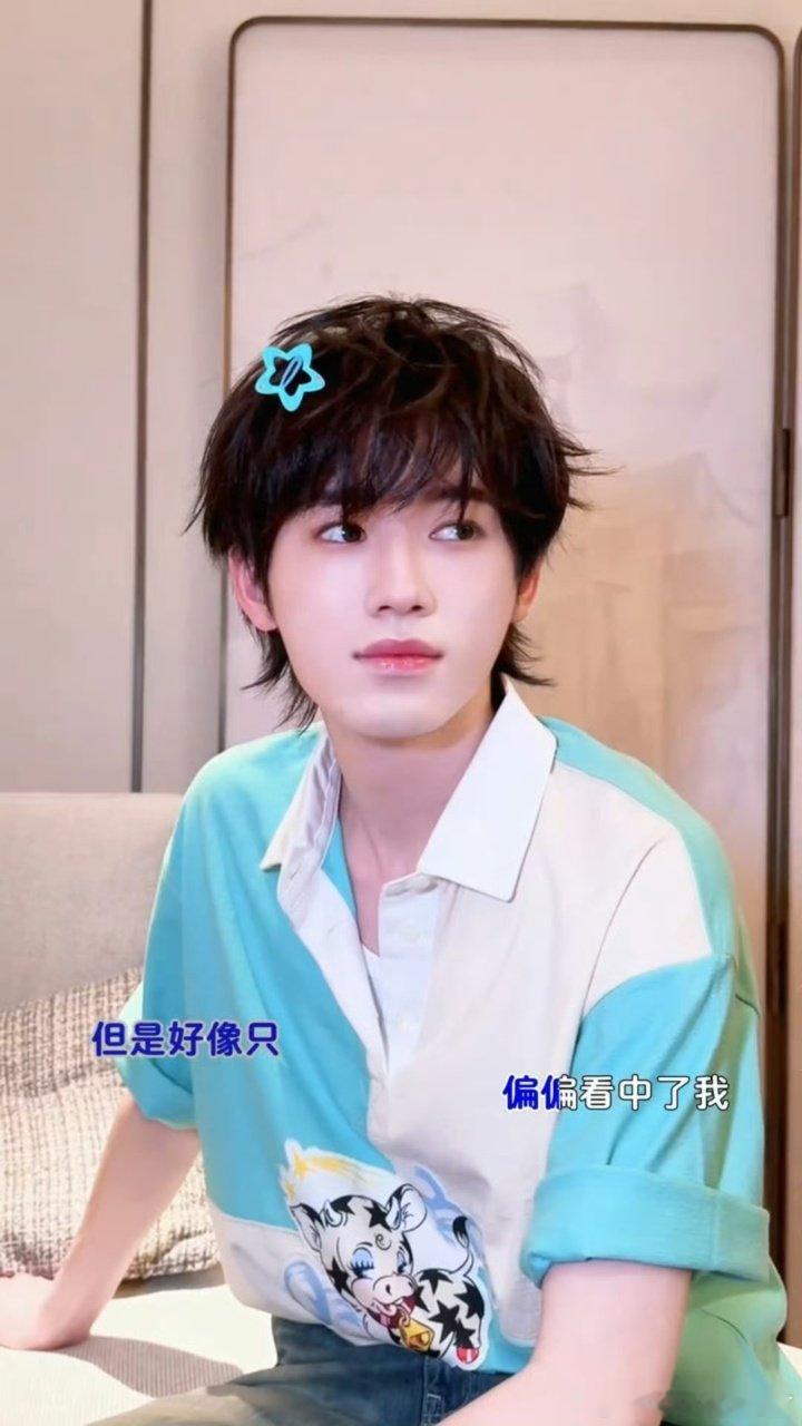 宋亚轩mv一人分饰两角 宋亚轩给自己p了蓝色发夹 宋亚轩给自己p了蓝色发夹！ 
