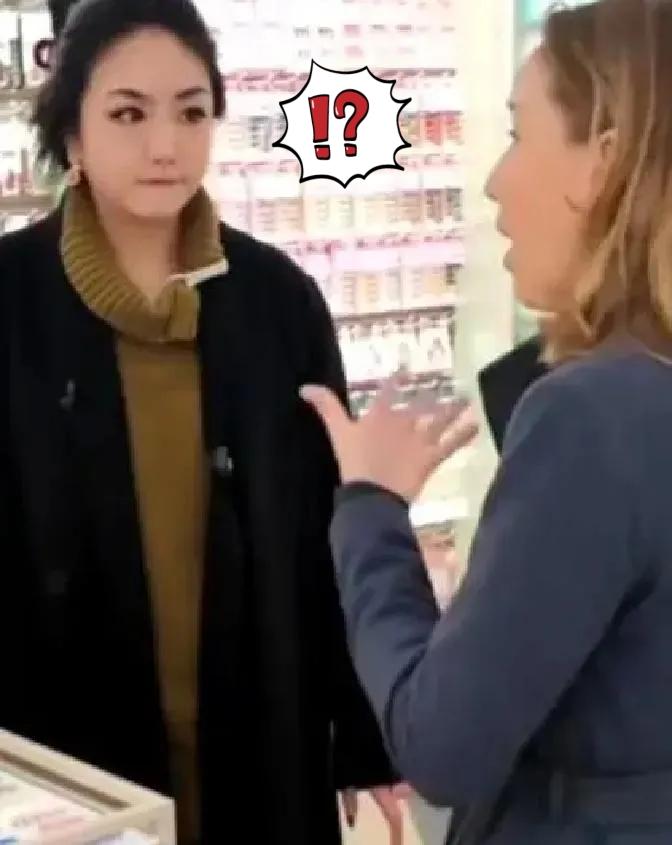 义乌商贸城文具姑娘被美国记者追问，美国自建小商品城怕不怕，她头都没抬，干脆利落回