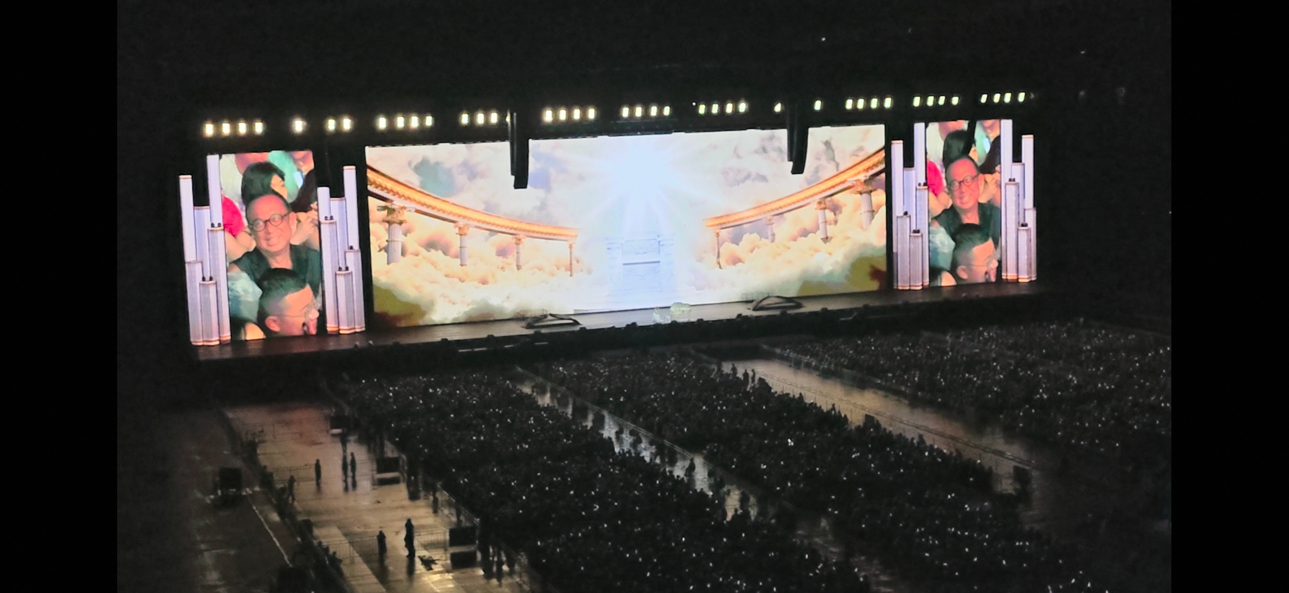 黄大炜去世太突然了…两年前有幸跟黄大炜老师看同场演唱会…感谢您带来的音乐和力量！