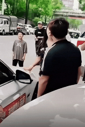 看看这位“鬼脸姐”，我不信有人能搂得住火。

太特么气人了！把人家车堵住，车主跟