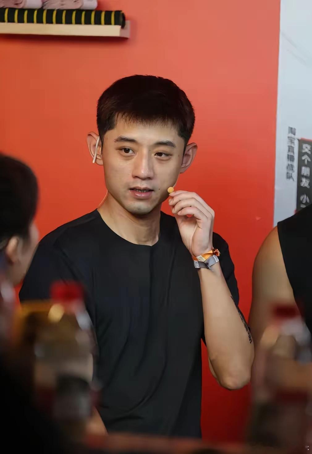 张继科是真良心1个半小时陪练25元也就一杯咖啡的钱，不给钱给杯咖啡也行。他直播就