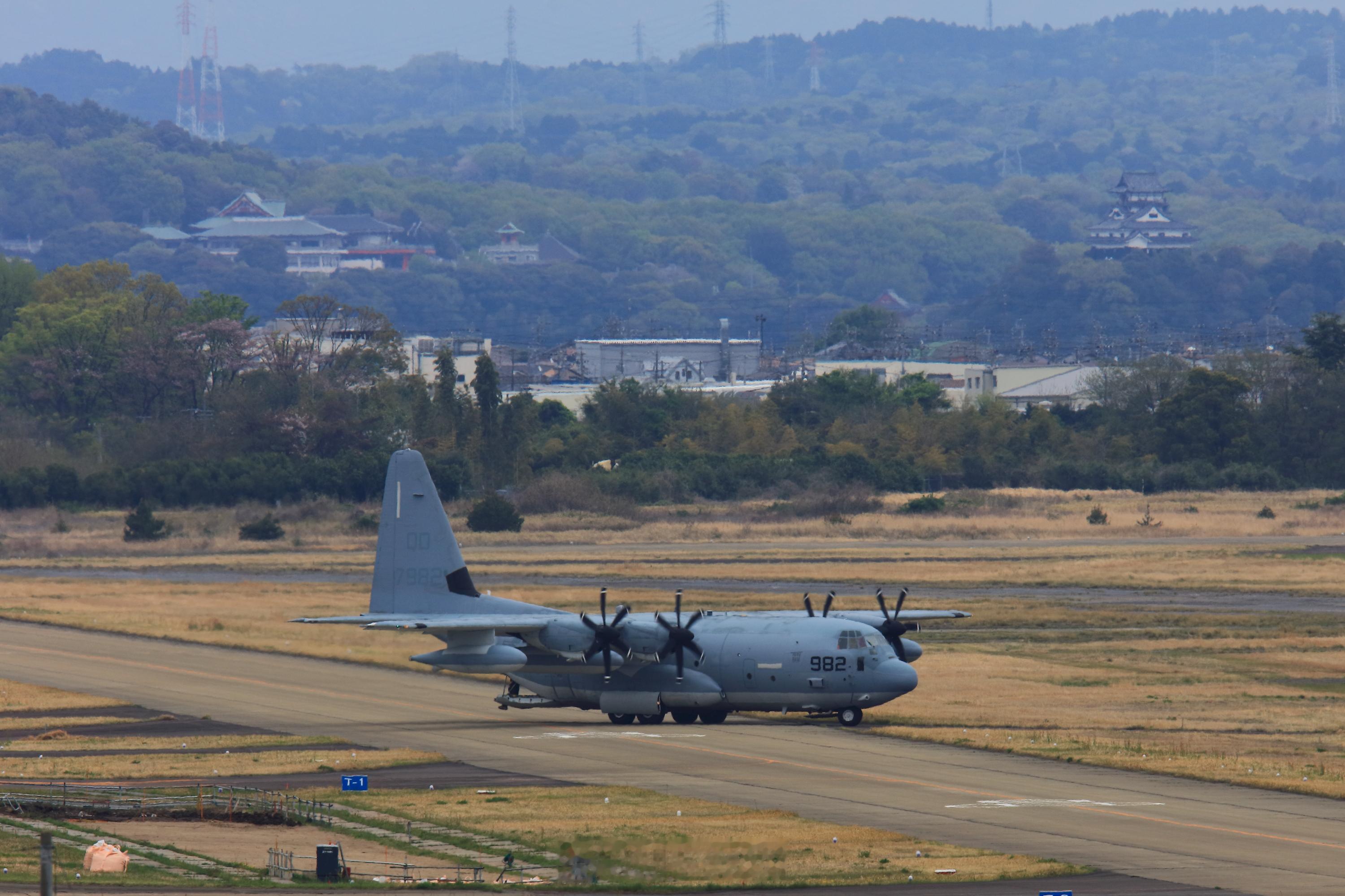 烽火问鼎计划  美军海军陆战队KC-130J在日本岐阜基地内的野战机场跑道进行起