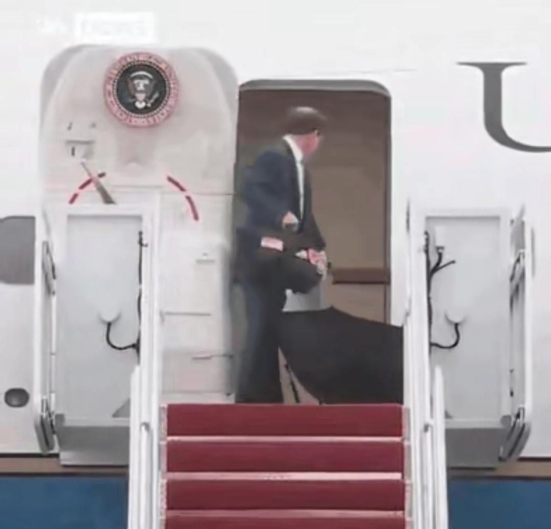 特朗普拿着伞上到了飞机，由于伞很大，机舱门根本拿不进去，他索性直接把伞扔下，自己