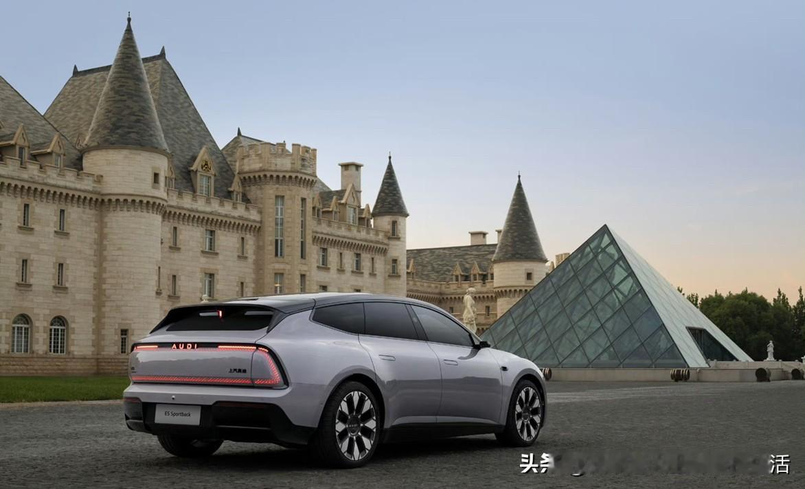 奥迪E5 Sportback联手张晚意，在圣诞节发布了一段视频，通过生活化、场景