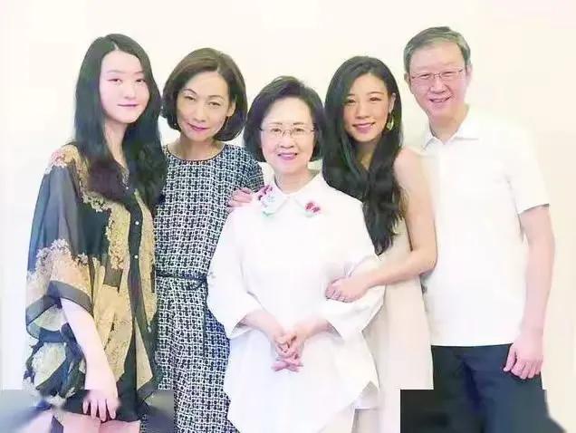 台湾女作家琼瑶，一家人的合影留念！

儿子，儿子媳妇，还有两个，孙女，一家人共用