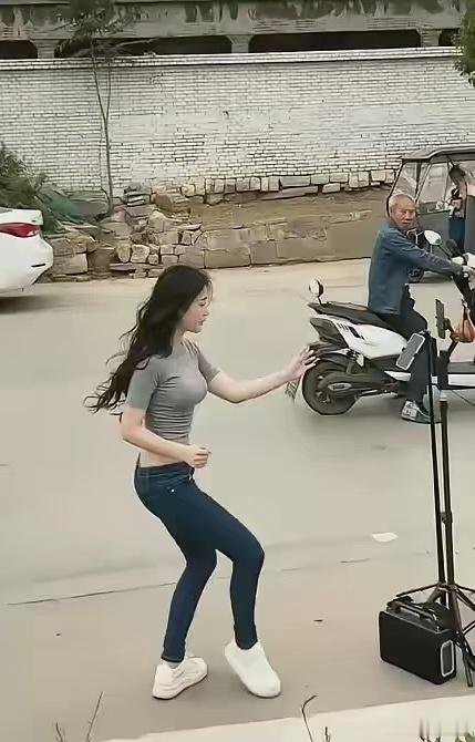 老爷子一个急刹….