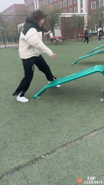 妹子是怎么做到的？看了十几遍也没有看出来奥秘在哪里。