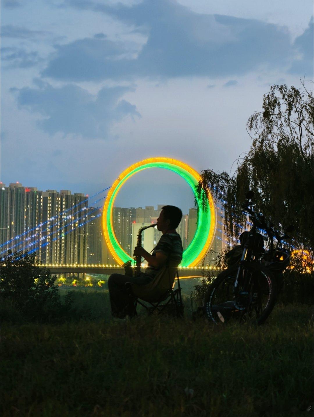 一城灯火，一曲萨克斯，渭河边的夜晚也藏着浪漫。 