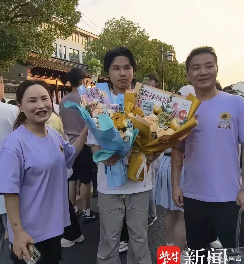 爸妈一手985一手211接娃出考场不管最后能否圆梦名校，孩子本身的坚持和成长，就