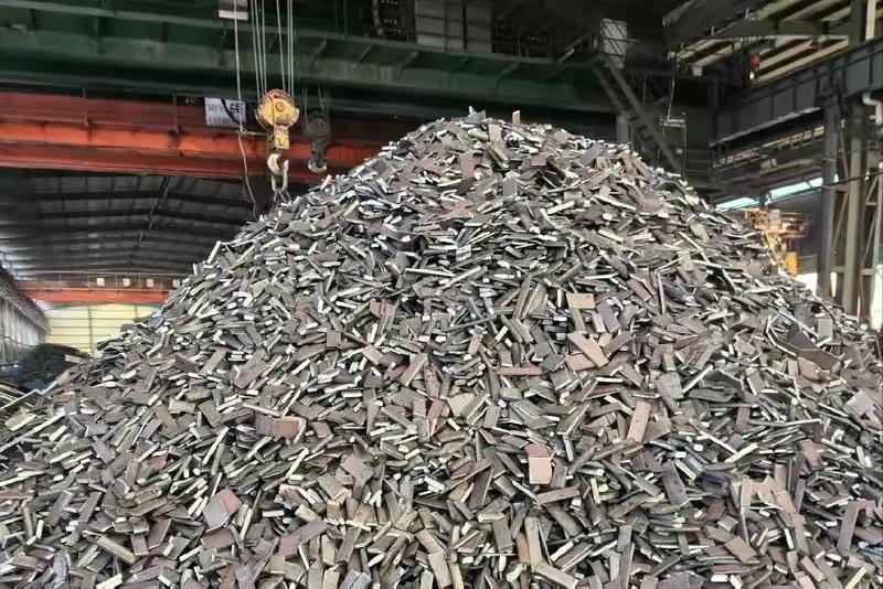 为啥我国宁愿花千亿进口铁矿，却放着千元一吨的废铁，不肯大批量回收重熔？要知道，国