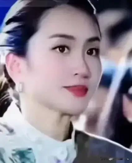 卸任不退场！佩通坦低调深耕民间，仍活跃泰国公共视野
 
褪去泰国总理、为泰党党首