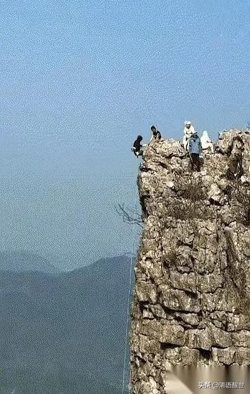 江西岩降出事的视频，看一次心里就堵得难受。前一秒还好好的人，转眼就坠下山谷，生命