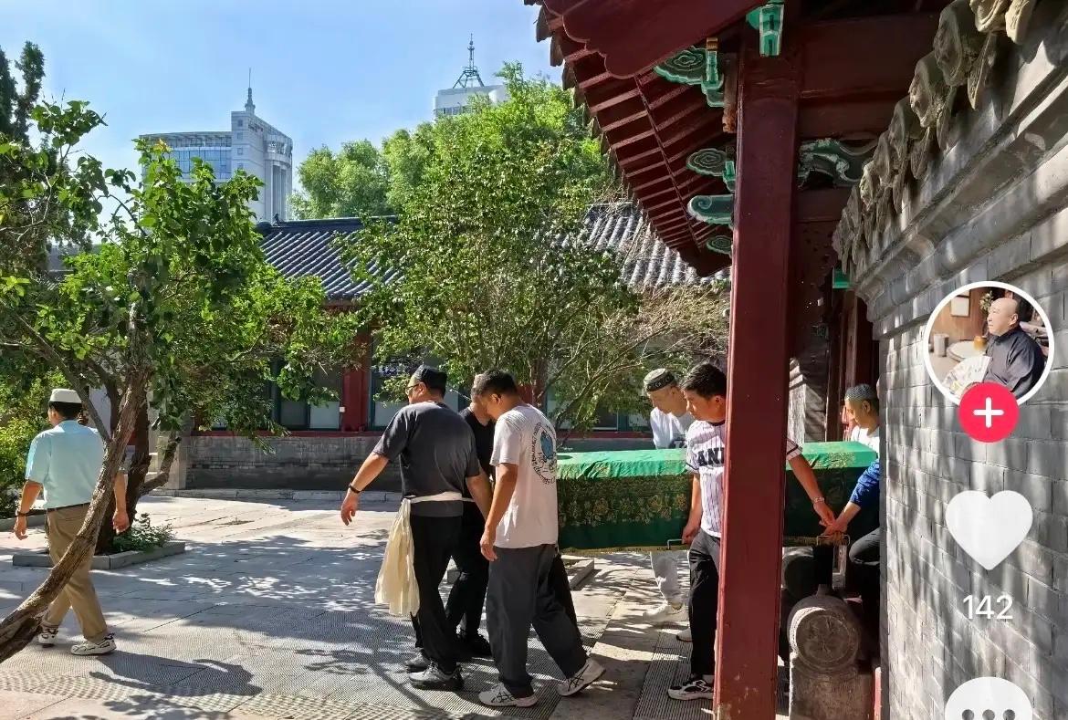 昨天上午，相声名家常佩业的遗体在沈阳回民公墓下葬。按照习俗，回民去世后一般在24