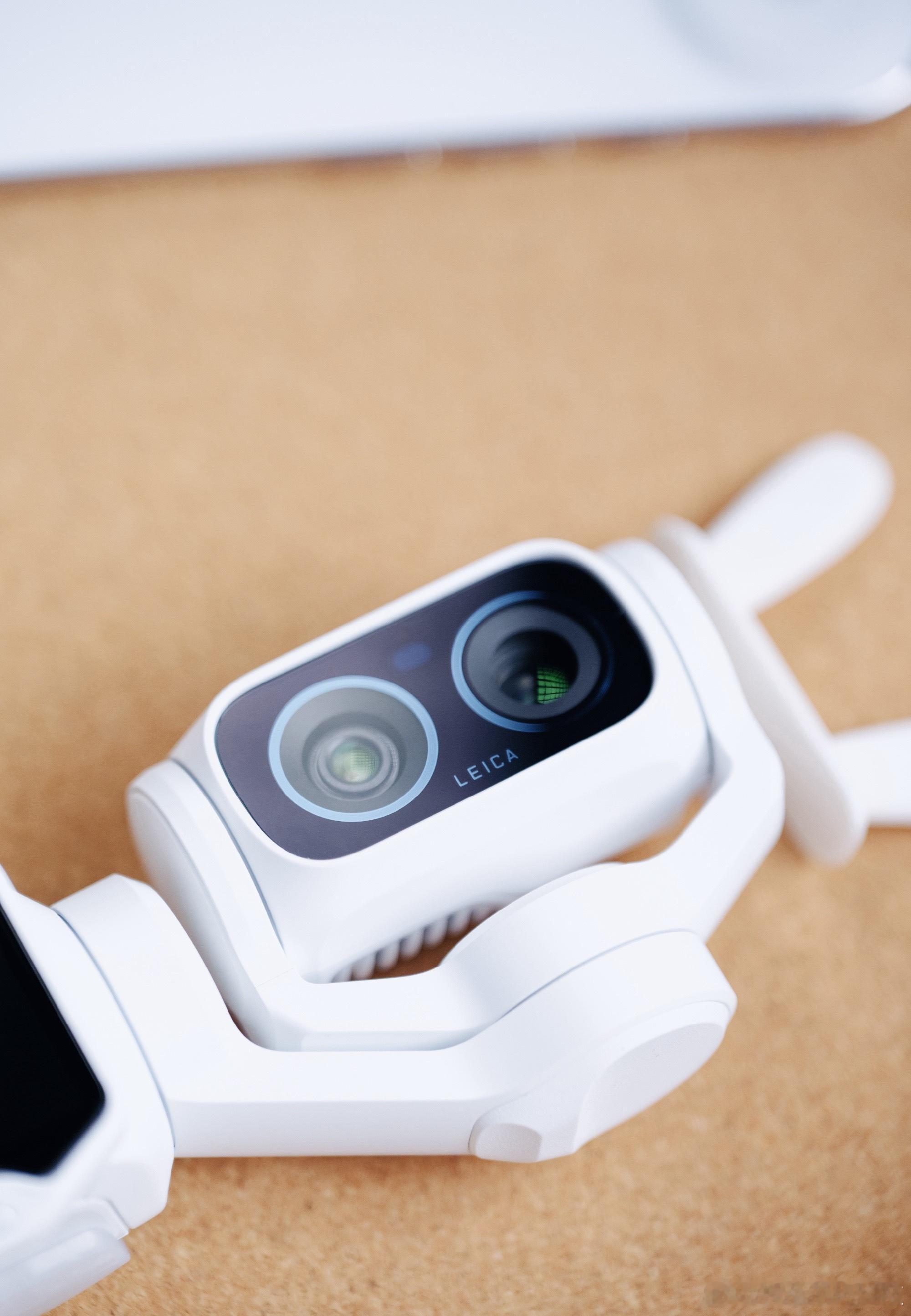 影石Insta360 Luna Ultra，白色看起来很舒服～ 