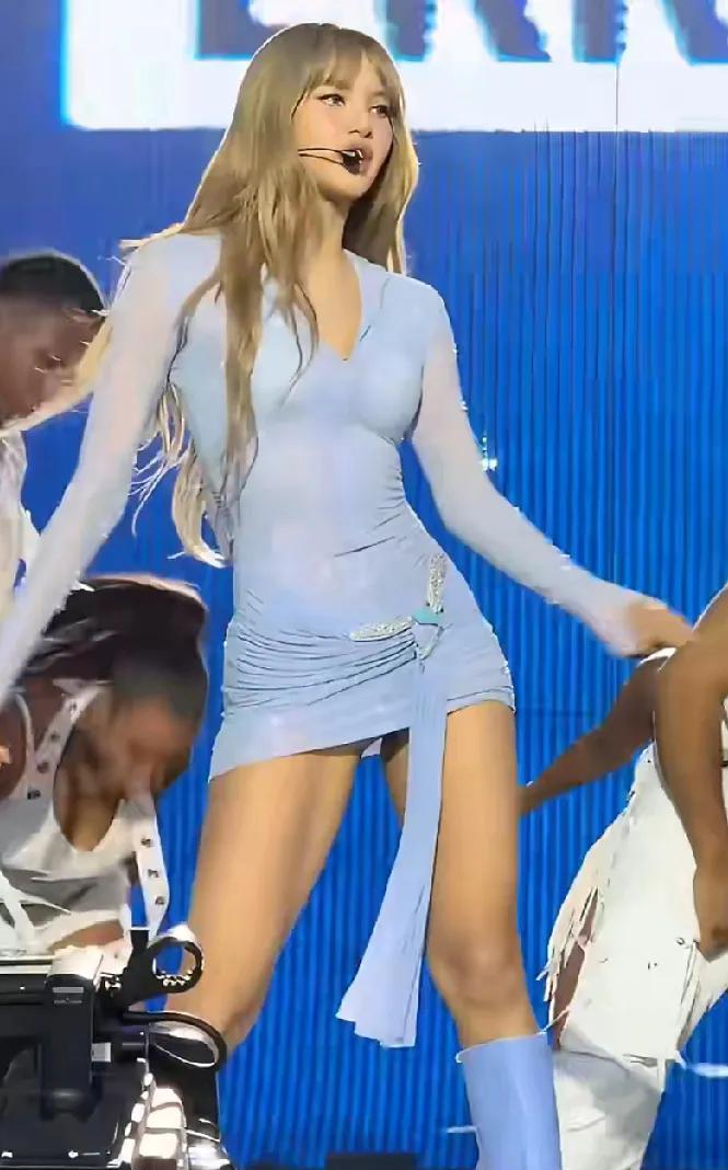 Lisa这次真的被骂惨了！
满身铁片加“鸡毛掸子”，刚亮相就被全网嘲讽“土味审美