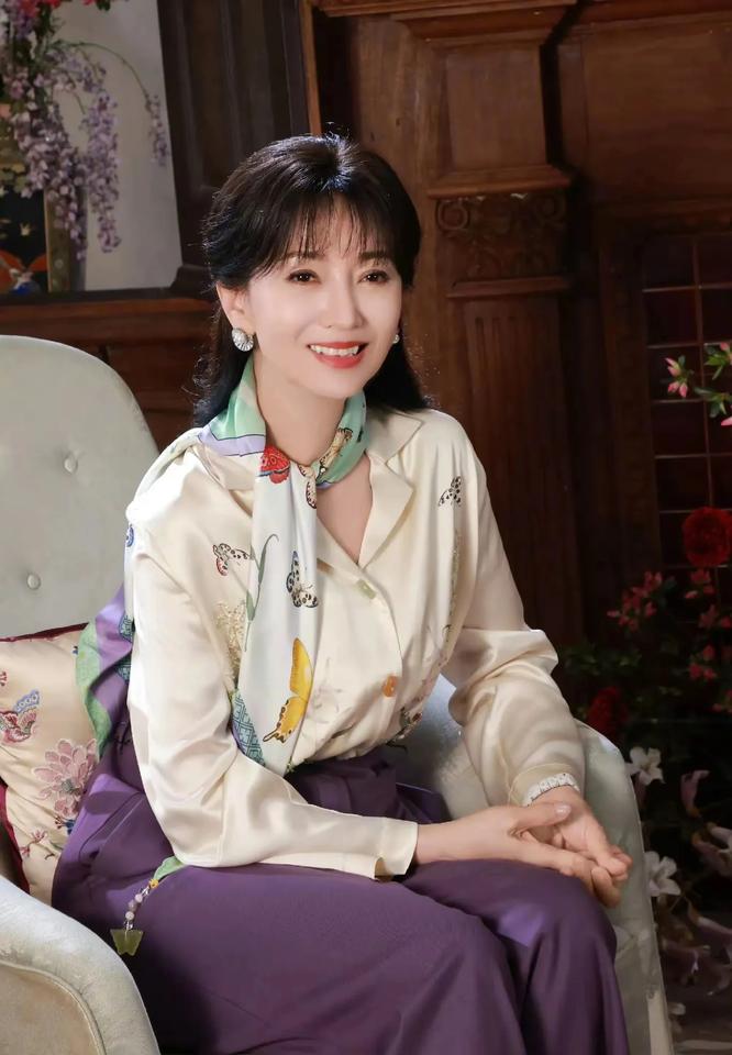 - 赵雅芝的演技非常出色，她能够将角色的情感深刻地传达给观众。她的表演充满情感，
