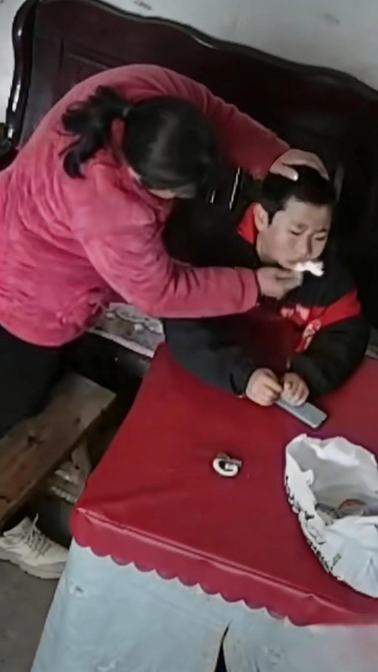 妈妈离家打工，监控拍下儿子一幕：为何让人瞬间破防？
 2026年2月27日，贵州