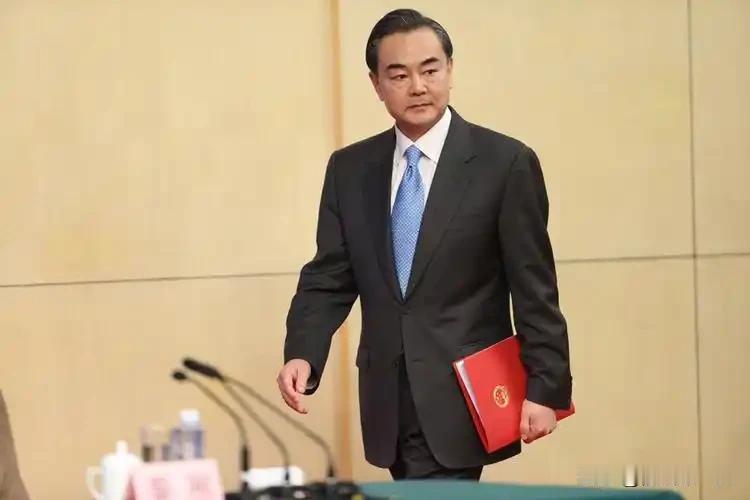 4月22日，欧盟27国全票通过900亿欧元援乌贷款，不用还！匈牙利这个老钉子户也