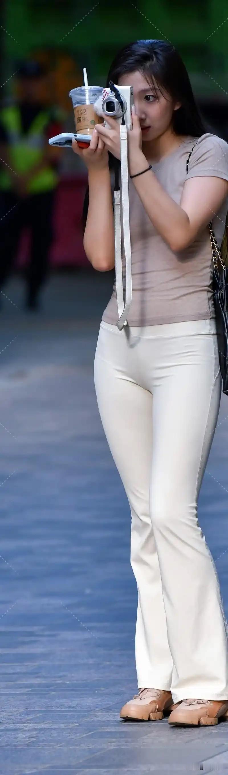 捕捉街头的美好瞬间，一杯奶茶，一部手机，记录生活的点滴。