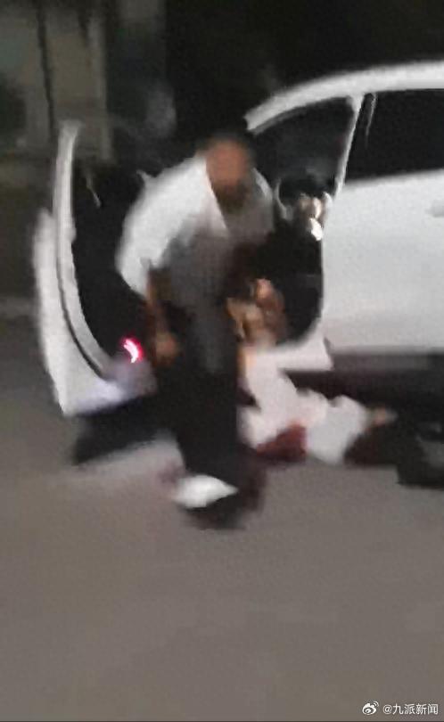 #男子凌晨救下一名被人勒昏女子#【#女子凌晨被勒昏获救后发声#：男子拍视频吓跑歹