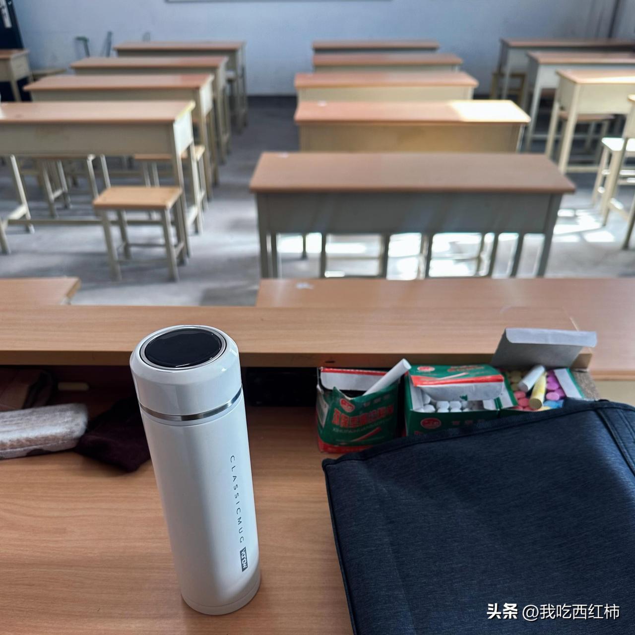 大专老师的无力瞬间｜课上一半学生当面走了
上课上到一半，
后排有个男生突然站起来