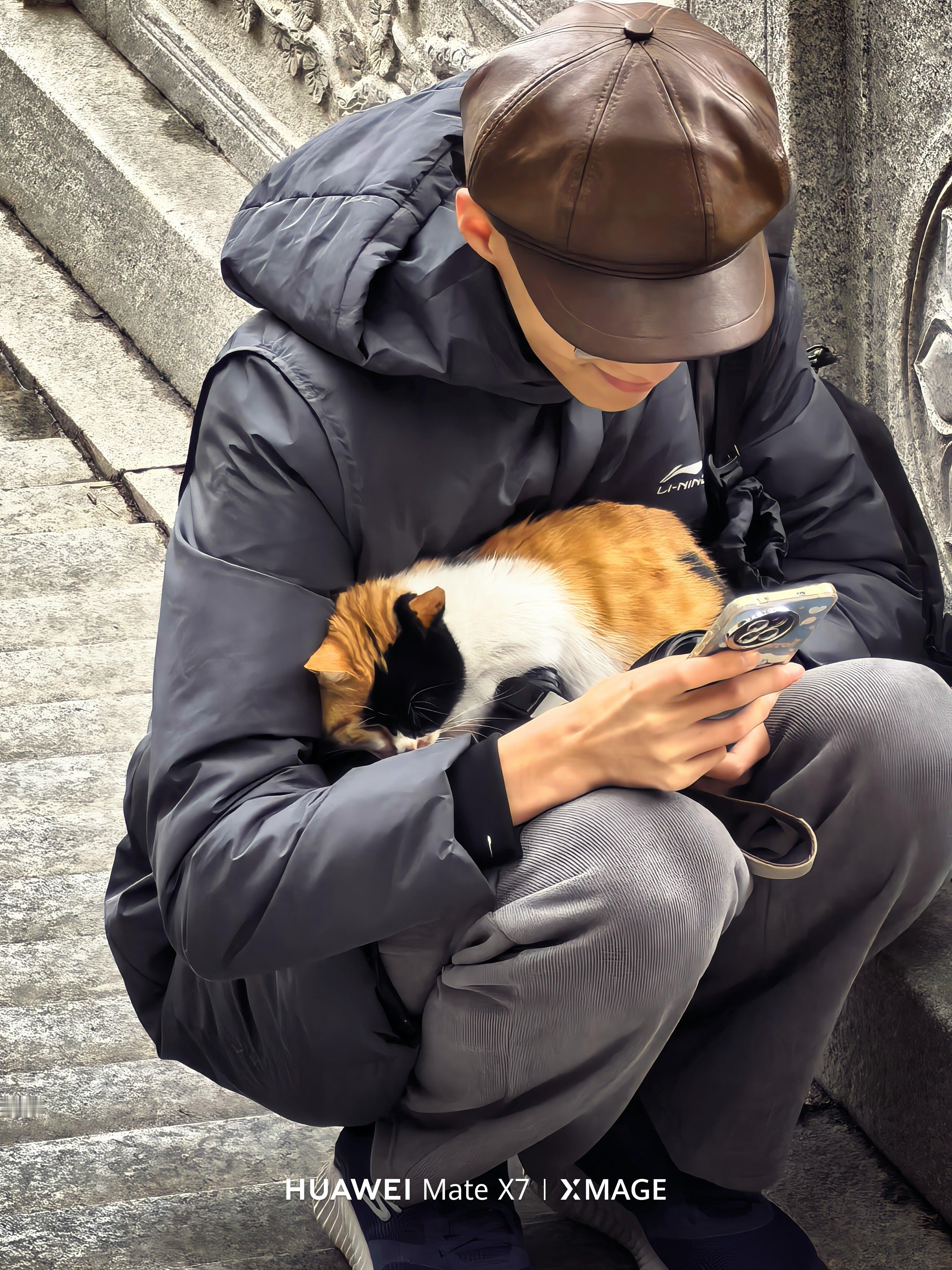 大家真的好喜欢小动物，好有爱的画面！不过这个哥们能把鸽子叫到自己手上也是厉害了 