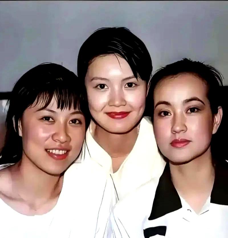 翻出刘晓庆八九十年代和林青霞、王祖贤的合影时，最先被拽住眼睛的，偏偏还是刘晓庆。