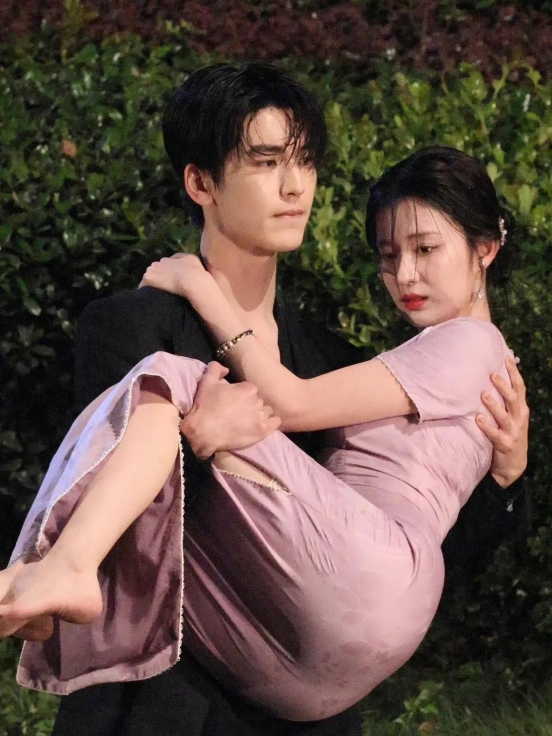 王楚然折成这样了肚子没挤出一丝肉 “白眼女神”王楚然在新剧《这一秒过火》拍摄中，