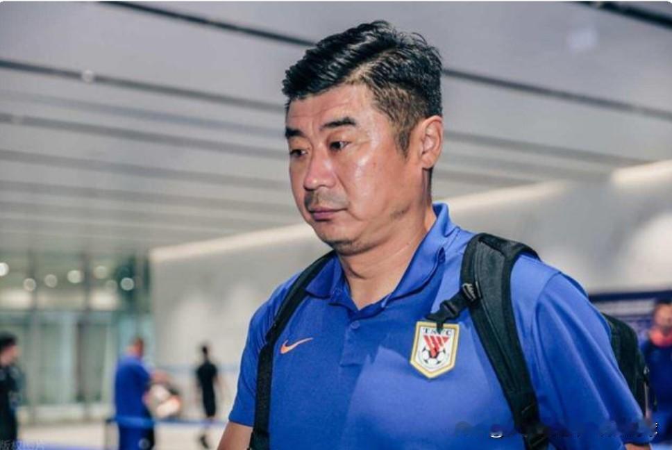 畸形的山东泰山队教练组合终于走到了尽头，宿茂臻和韩鹏双双卸任，由助理教练唐田临时