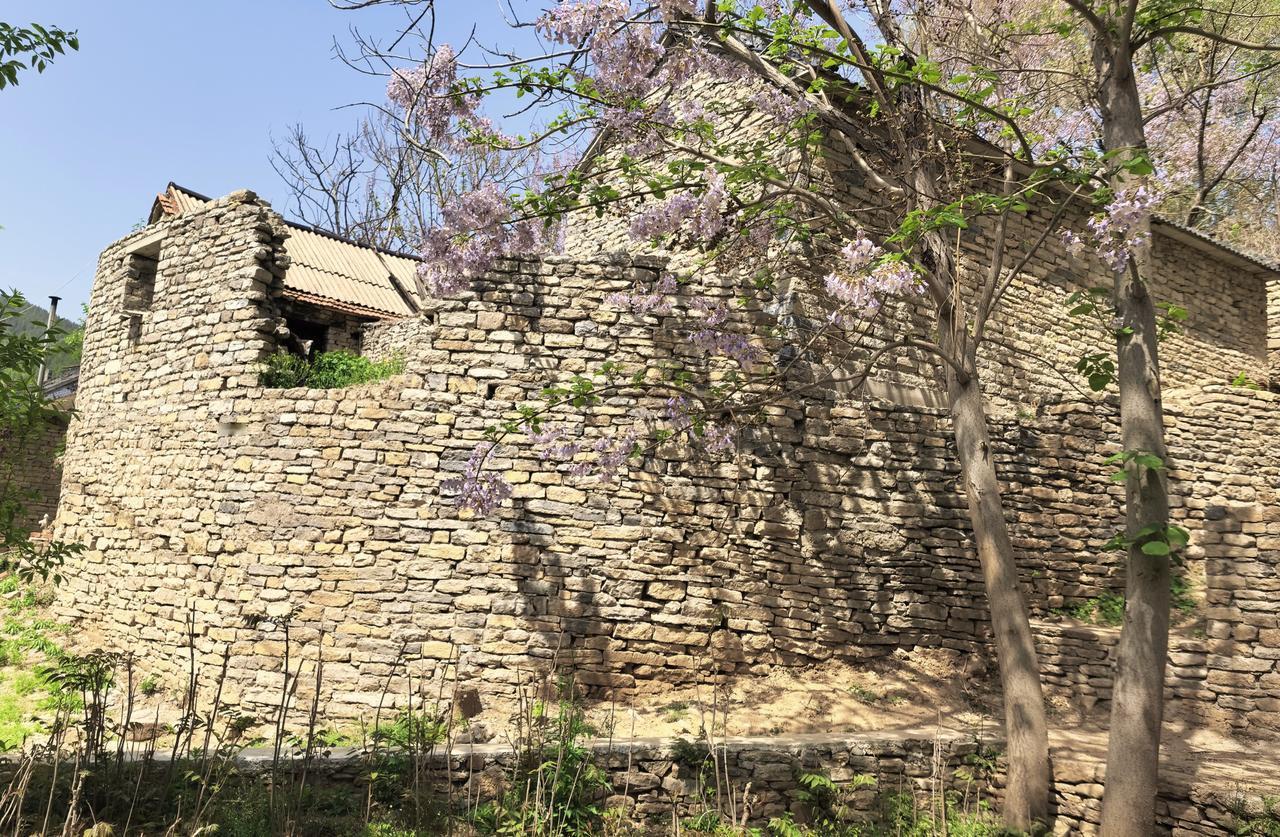 在山区农村，石头垒砌的长方形房子常见，但象这种石垒的圆型房子则是“另类”。快来看