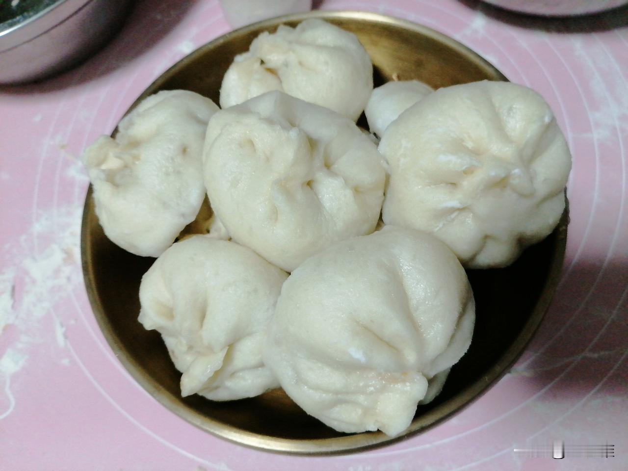 这么多年，我还没一次包包子成功过，不过这回算是成功突破结界了！

这次包的是韭菜