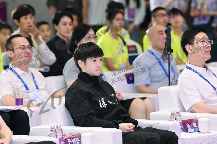 深圳大学锁定莎莎小蘑菇，期待更多圆脸妹哈哈
这边莎莎和小蘑菇空降深圳参加深圳大学