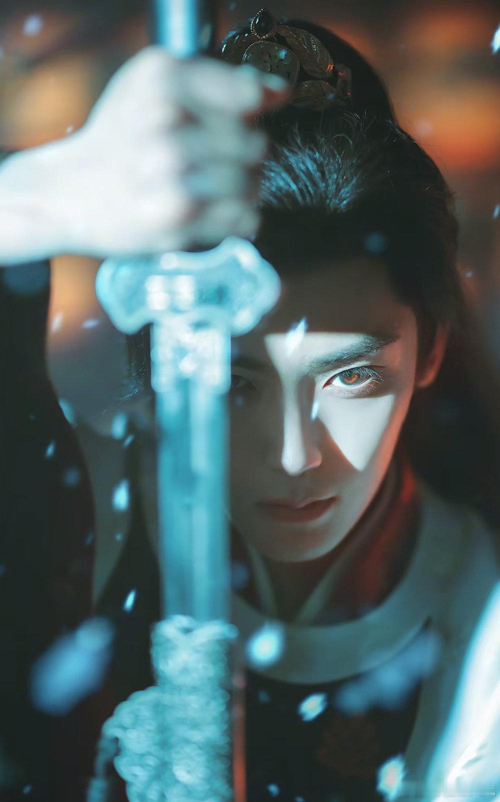 侯明昊好帅  谁能拒绝红烨的眼神杀？复仇时的冷冽、动心时的炙热、护妻时的坚定，每