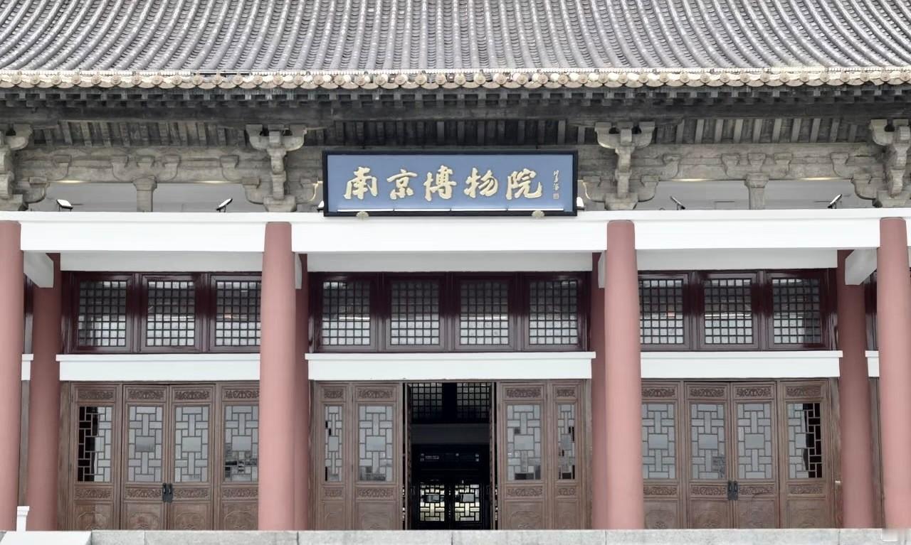 一个女保管员就有这么大本事，将庞莱臣保护到最后的古画以2000多块卖了出去。
由