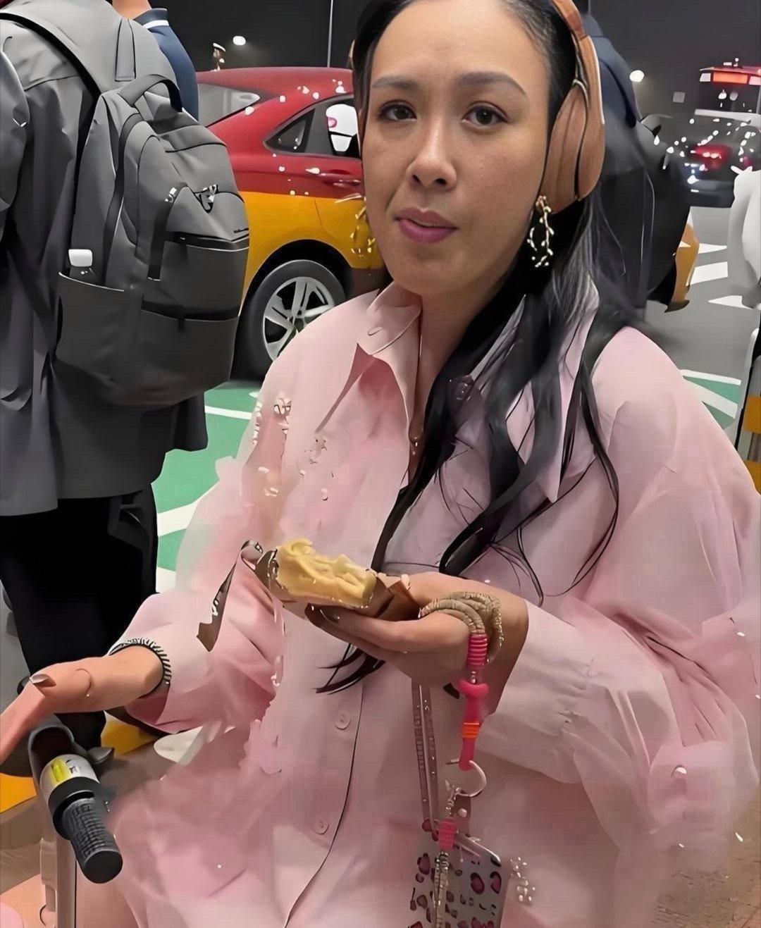 没有滤镜下的钟丽缇，容貌太真实了。 