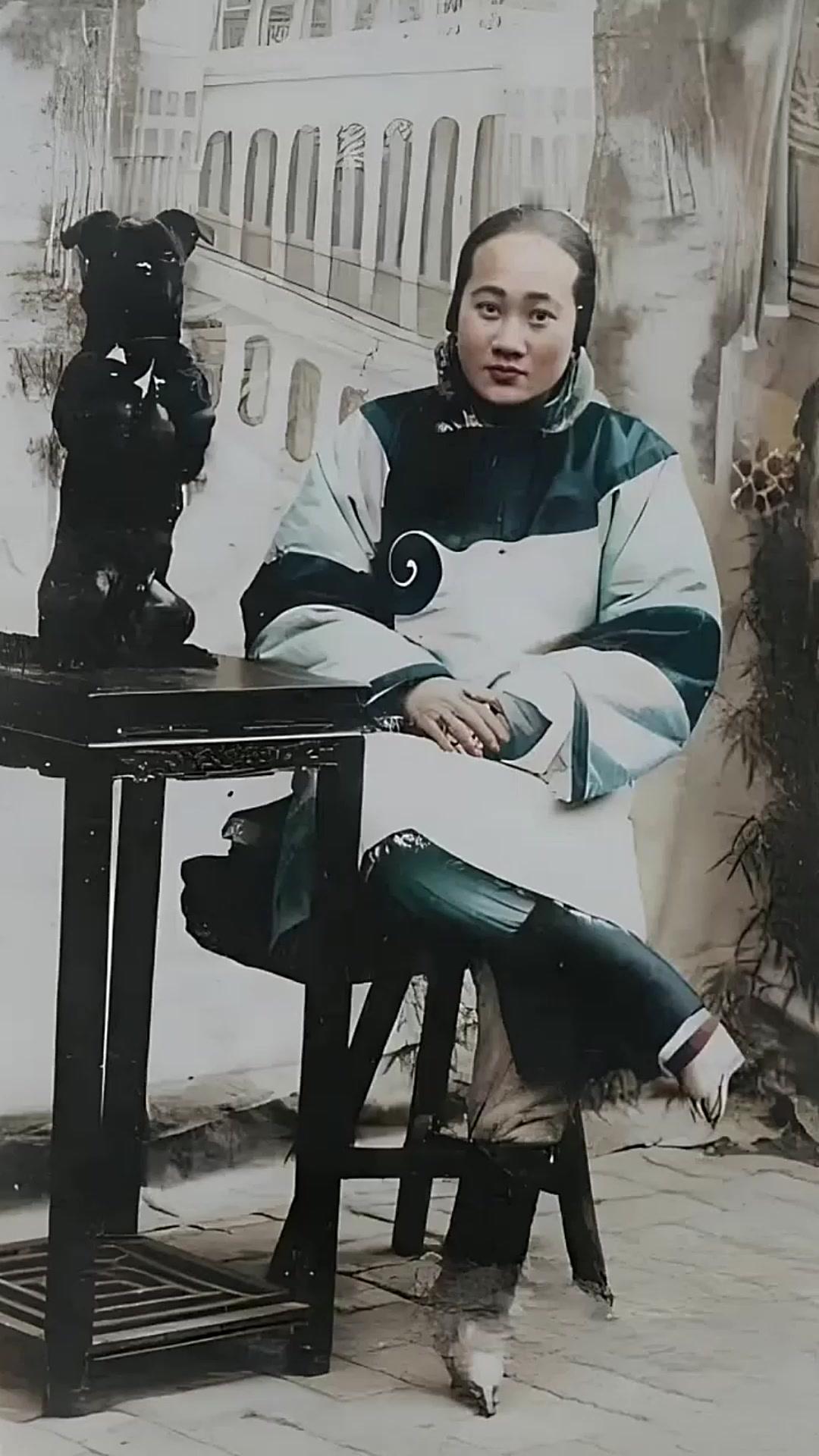 民国时期还有很多裹脚的妇女
《银元时代生活史》的作者陈存仁这么写：上海早年的风气