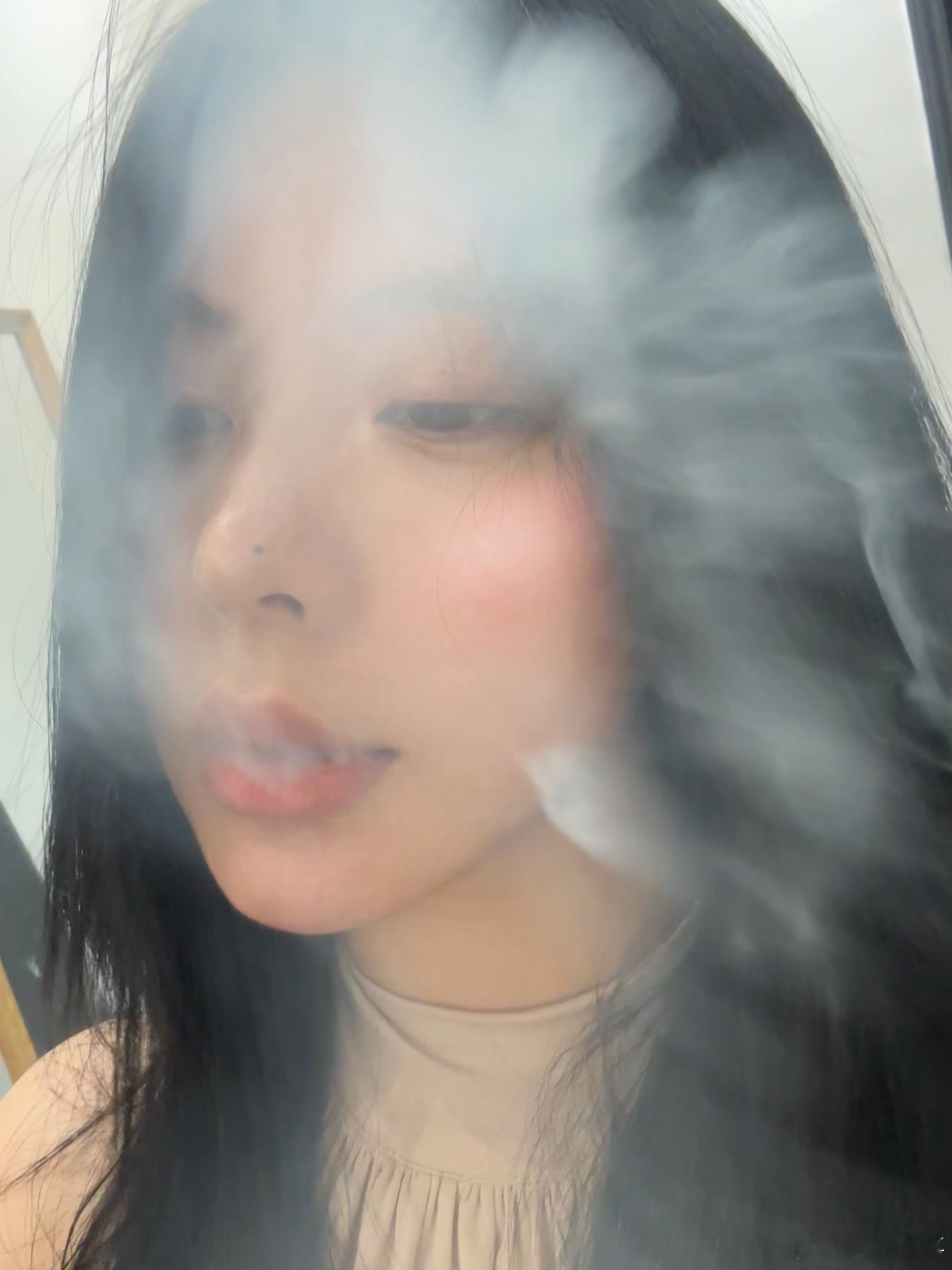 生气的时候拉黑的聊天框 说出的狠话 最终都变成刺向我自己的刀 取关的列表，无一不