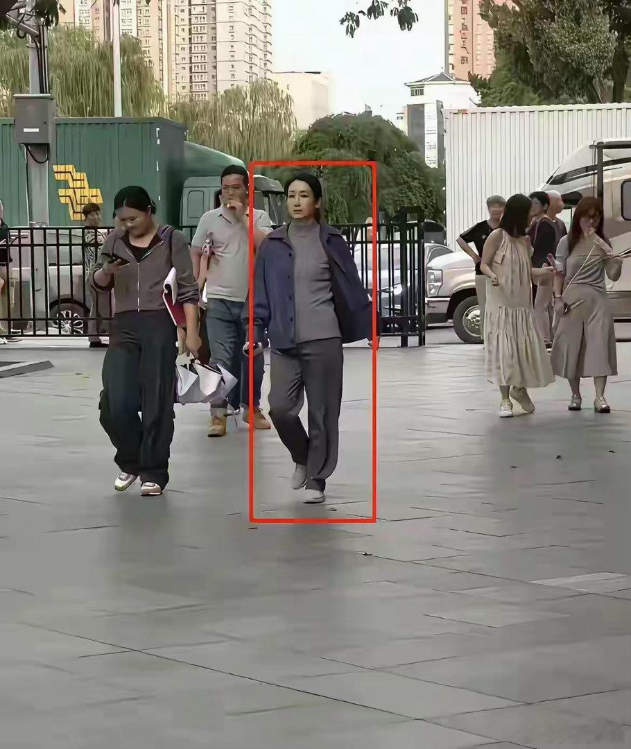 我的个妈呐！我在上海梅川路步行街碰到了谁？面容憔悴、皮肤黯淡，老了，真的老了，叫