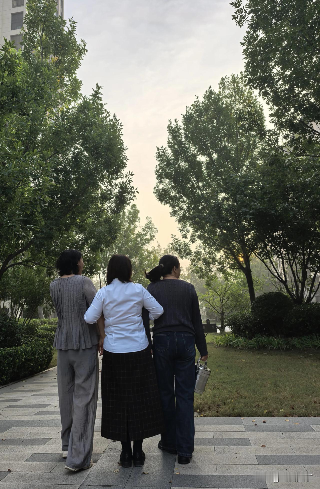 孩子他爹给我们仨拍完背影照，我拿给她俩让看看满意不，她俩瞟了一眼说:“照成啥样都