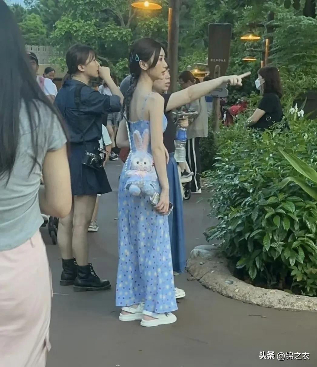毛晓彤身高肯定有160+ ，因为你去看真正的矮个子，没有敢露出脚面的，他们都是穿