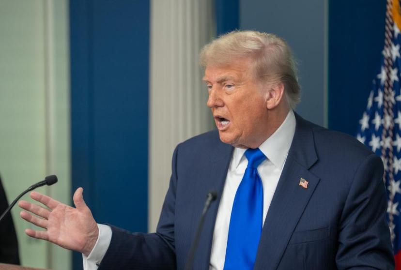 全世界都会看错一个人。这个人就是特朗普，被好多媒体塑造成一个低智、行为不正常、信