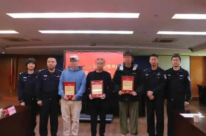 浙江杭州，一网约车司机接到订单后，却临时改变目的地，不顾下单人哭求也要把车开到派
