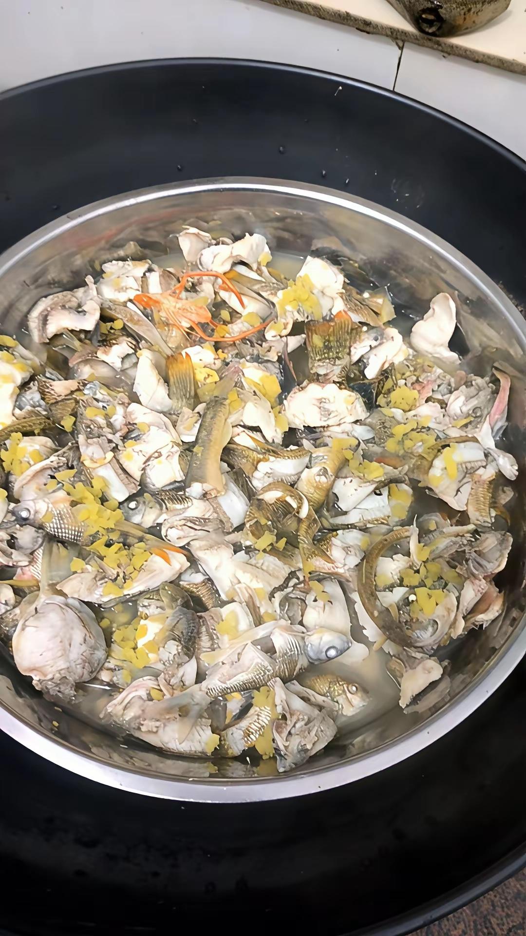 两广的做法吧，不锈钢碗，不是清蒸就是白灼。反正我这内地人是不会这么做鱼的。小杂鱼